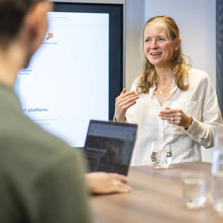 De gecertificeerde HubSpot trainer geeft uitleg tijdens de training Inbound Marketing.